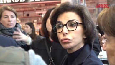 Parigi, Rachida Dati in corsa per sindaco: tour nei mercati tra cittadini e elettori