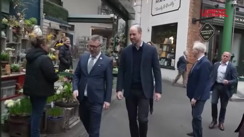 Gran Bretagna, William e Kate servono dolci ai clienti in un mercato