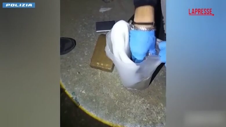 Torino, polizia scopre arsenale e 12 kg di droga in casa: arrestato 49enne