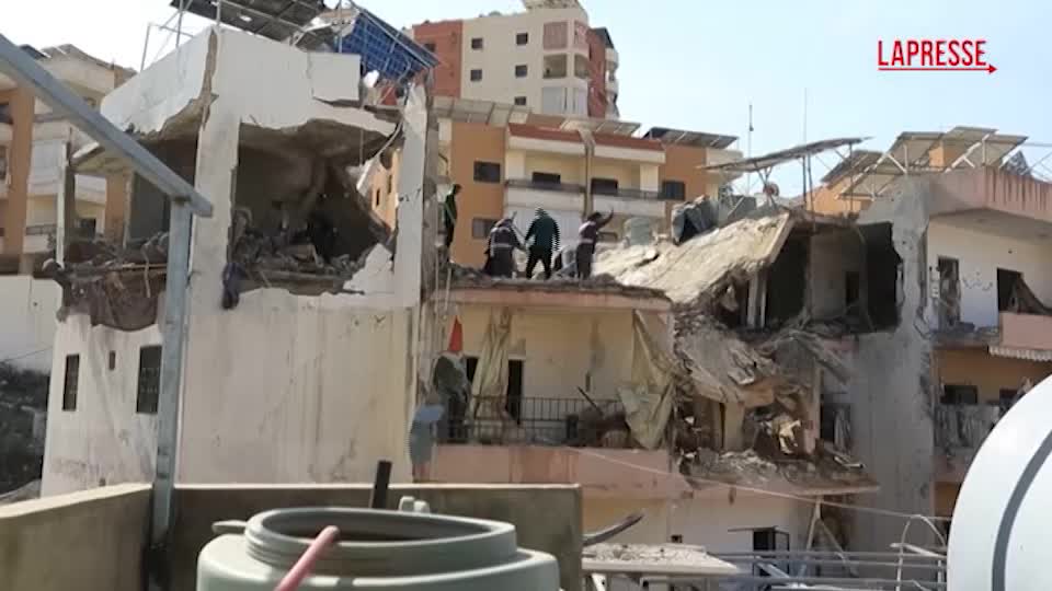 libano attacco israeliano a sidone i soccorritori scavano tra le macerie da Lapresse.it libano attacco israeliano a sidone i soccorritori scavano tra le macerie