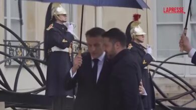 Francia, Macron riceve Zelensky a Parigi: l'abbraccio e la stretta di mano
