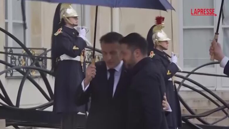 Francia, Macron riceve Zelensky a Parigi: l'abbraccio e la stretta di mano