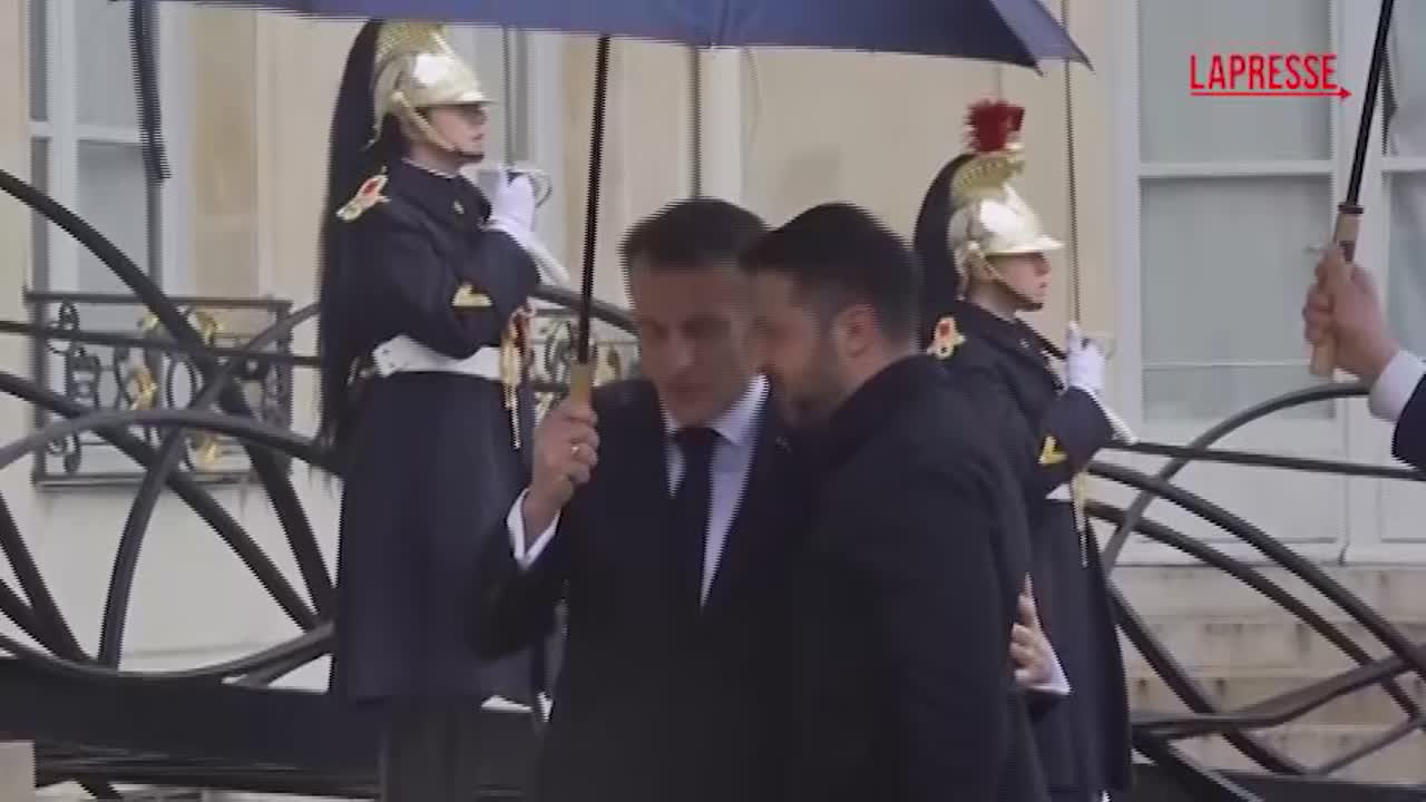 francia macron riceve zelensky a parigi l abbraccio e la stretta di mano da Lapresse.it francia macron riceve zelensky a parigi l abbraccio e la stretta di mano