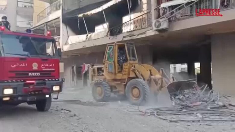 Libano, rimozione delle macerie a Beirut dopo raid israeliano