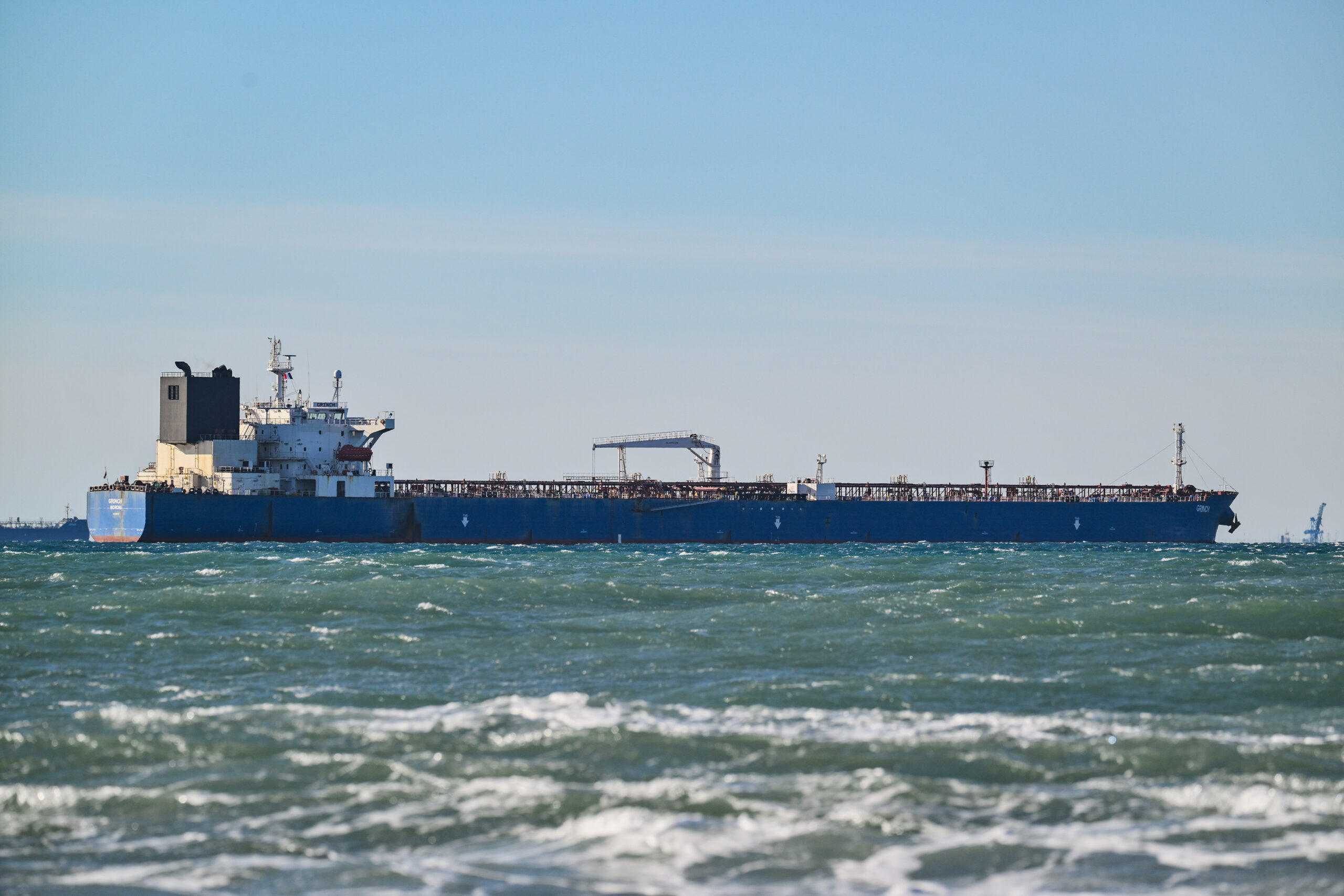 Petroliera russa alla deriva a Linosa, governo: “E’ in zona Sar di Malta”