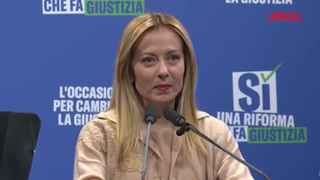 Milano, sale su palco e consegna a Meloni suo libro: "Aspetto dimissioni da Mattarella". Imbarazzo per la premier