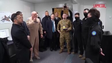 Ucraina, Zelensky incontra piloti in addestramento sugli F-16