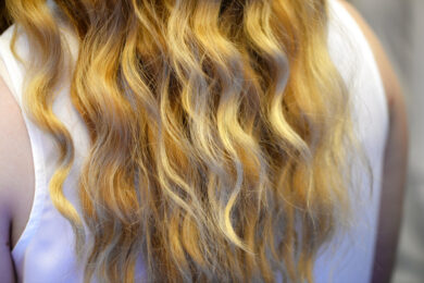 Sarà forfora? Come riconoscerla, gli attivi più efficaci e 3 errori da evitare 