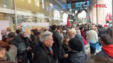 Hoepli, a Milano flash mob contro la chiusura: messaggi in vetrina e lavoratori in presidio