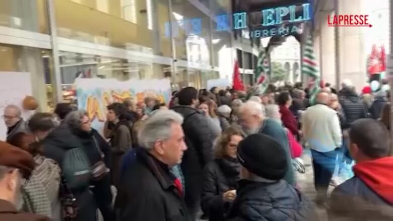 Hoepli, a Milano flash mob contro la chiusura: messaggi in vetrina e lavoratori in presidio