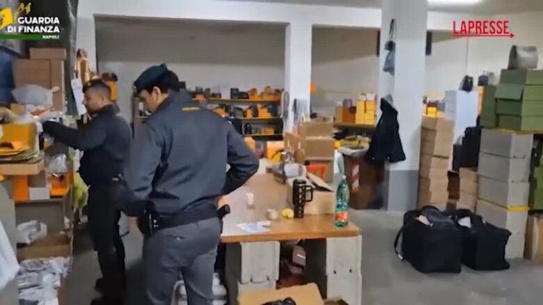 Napoli, individuato 'showroom del falso': sequestrati oltre 25mila capi d'abbigliamento