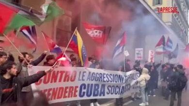 Roma, striscione anti-americano durante una manifestazione per Cuba
