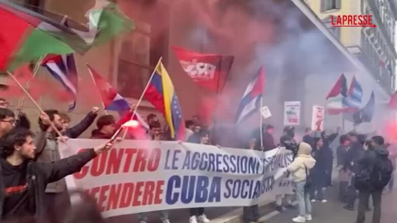 Roma, striscione anti-americano durante una manifestazione per Cuba