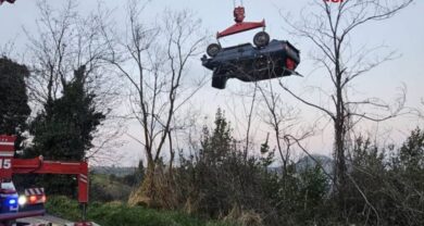 Auto in una scarpata nel Salernitano, morta coppia di giovani