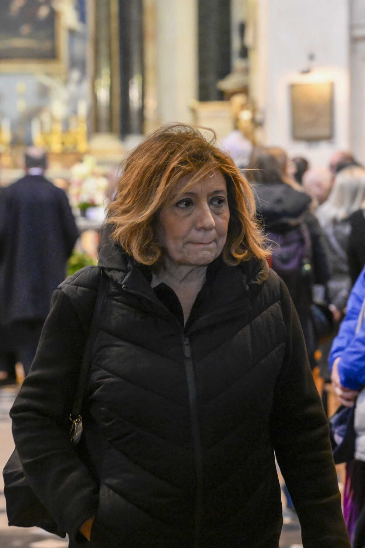 Enrica Bonaccorti, i funerali alla Chiesa degli Artisti: le foto di amici e colleghi accorsi per l’ultimo saluto