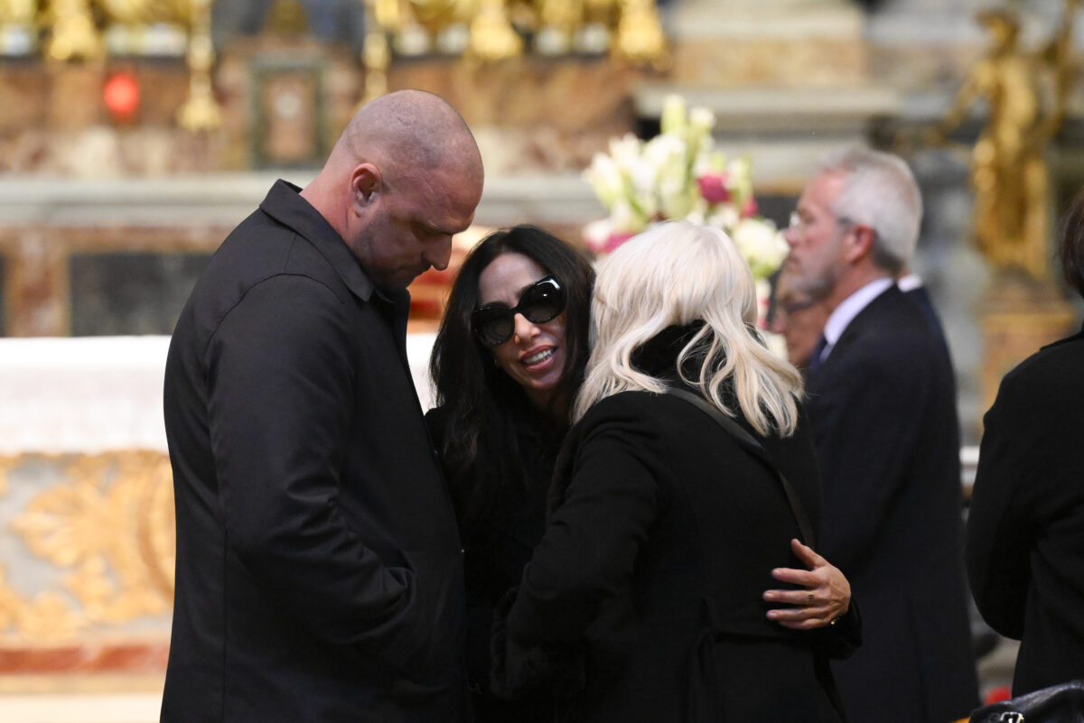 Enrica Bonaccorti, i funerali alla Chiesa degli Artisti: le foto di amici e colleghi accorsi per l’ultimo saluto