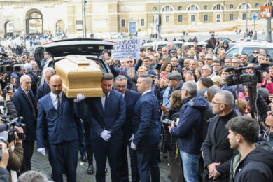 Enrica Bonaccorti, i funerali alla Chiesa degli Artisti: le foto di amici e colleghi accorsi per l’ultimo saluto