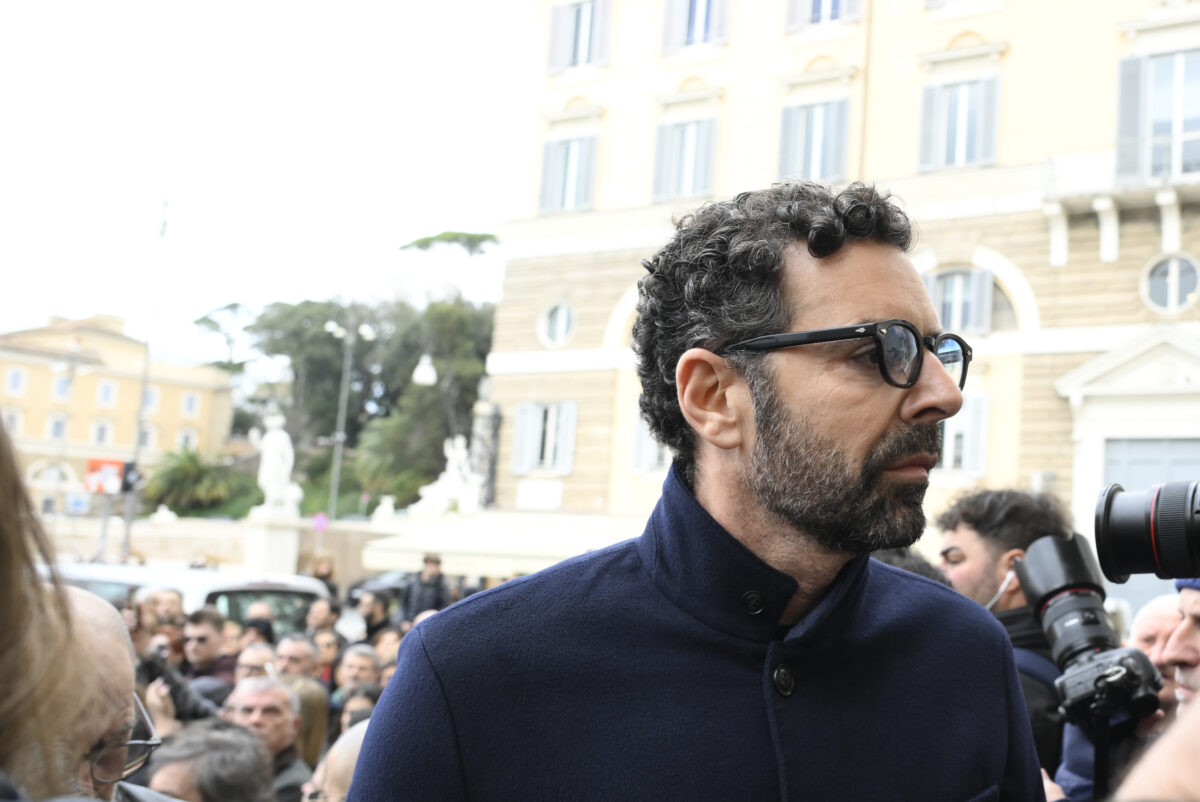 Enrica Bonaccorti, i funerali alla Chiesa degli Artisti: le foto di amici e colleghi accorsi per l’ultimo saluto