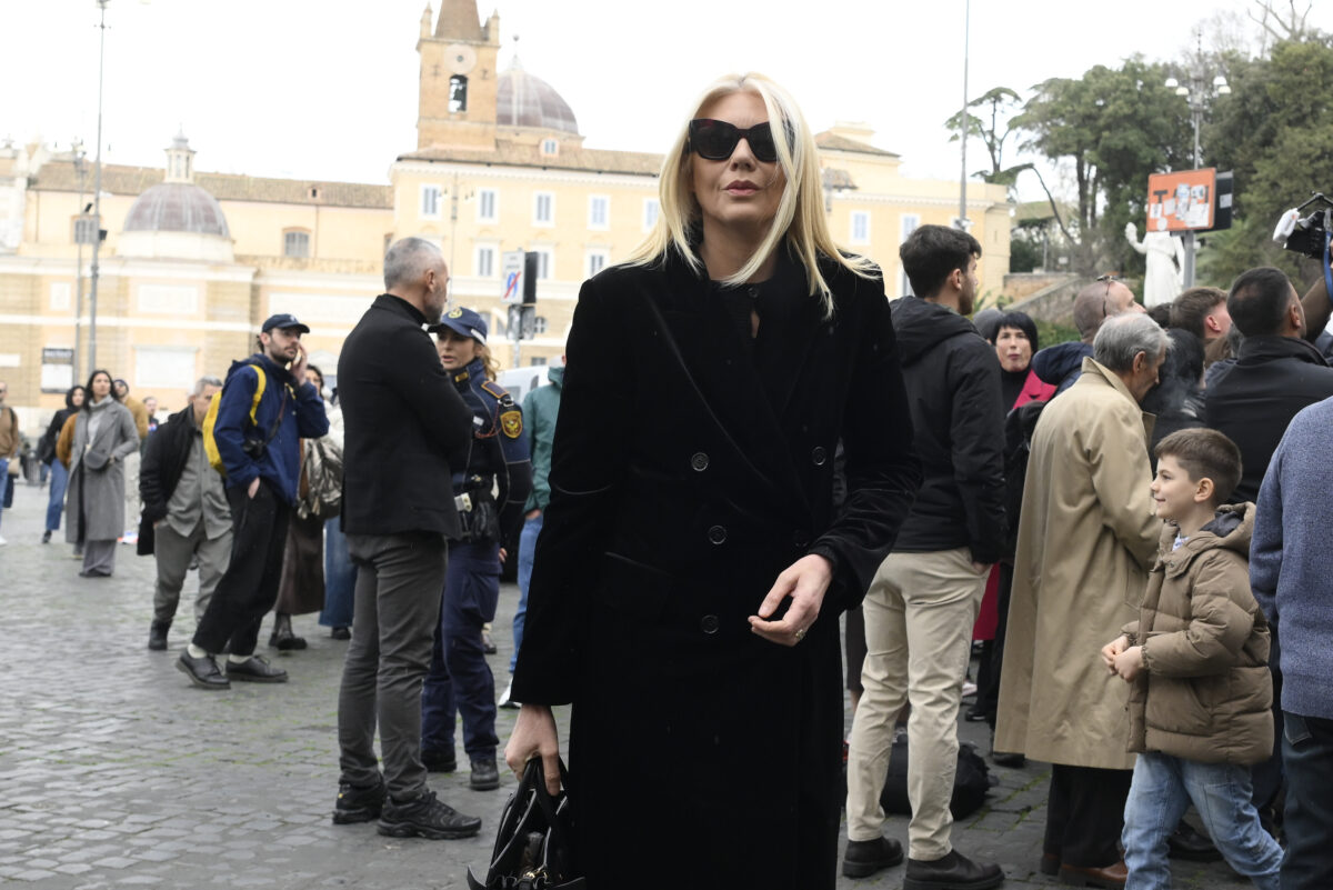 Enrica Bonaccorti, i funerali alla Chiesa degli Artisti: le foto di amici e colleghi accorsi per l’ultimo saluto