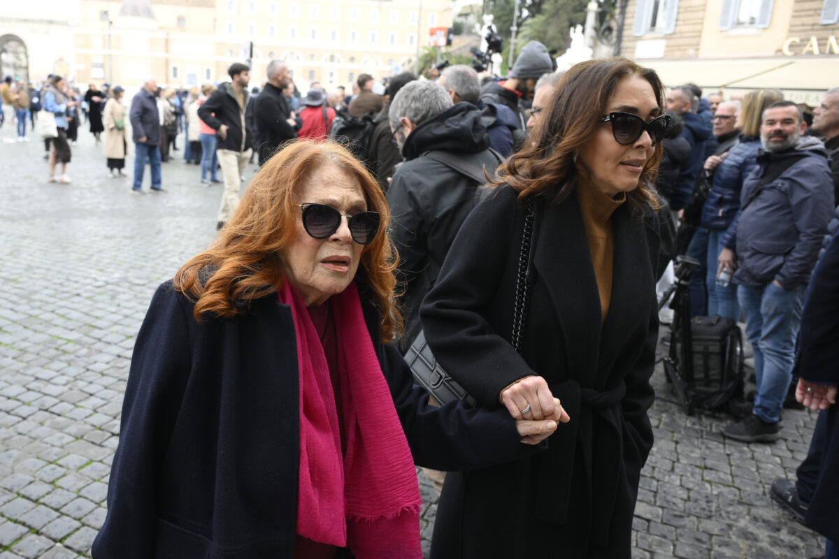 Enrica Bonaccorti, i funerali alla Chiesa degli Artisti: le foto di amici e colleghi accorsi per l’ultimo saluto
