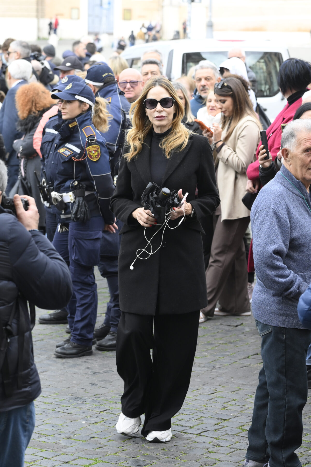 Enrica Bonaccorti, i funerali alla Chiesa degli Artisti: le foto di amici e colleghi accorsi per l’ultimo saluto