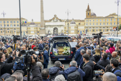 Enrica Bonaccorti, a Roma i funerali della celebre conduttrice