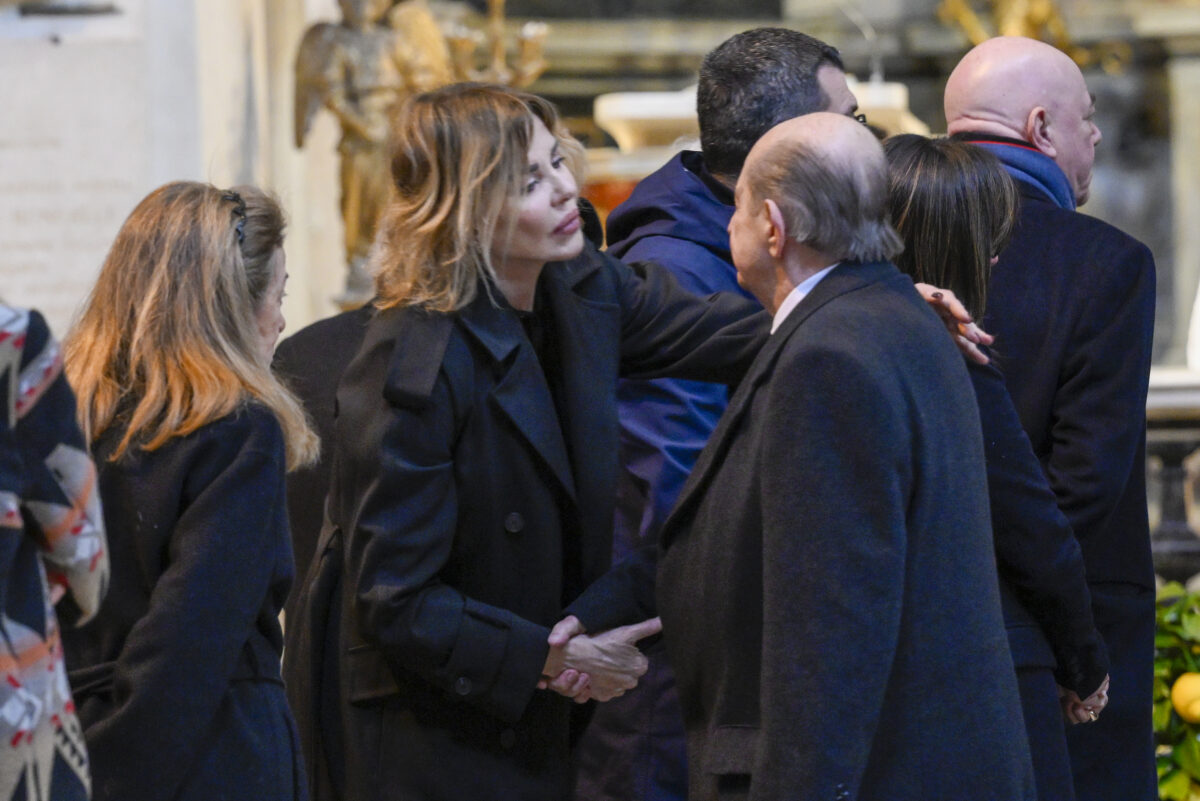 Enrica Bonaccorti, i funerali alla Chiesa degli Artisti: le foto di amici e colleghi accorsi per l’ultimo saluto