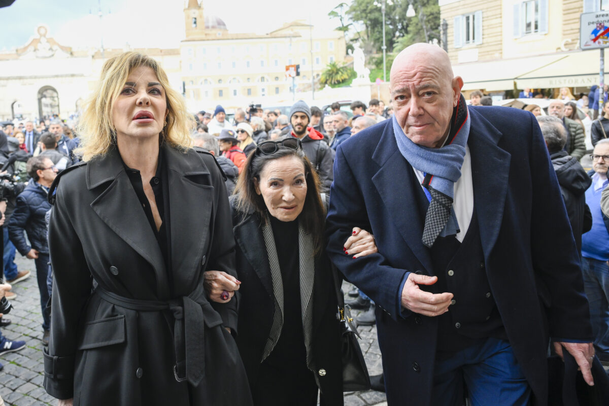 Enrica Bonaccorti, i funerali alla Chiesa degli Artisti: le foto di amici e colleghi accorsi per l’ultimo saluto