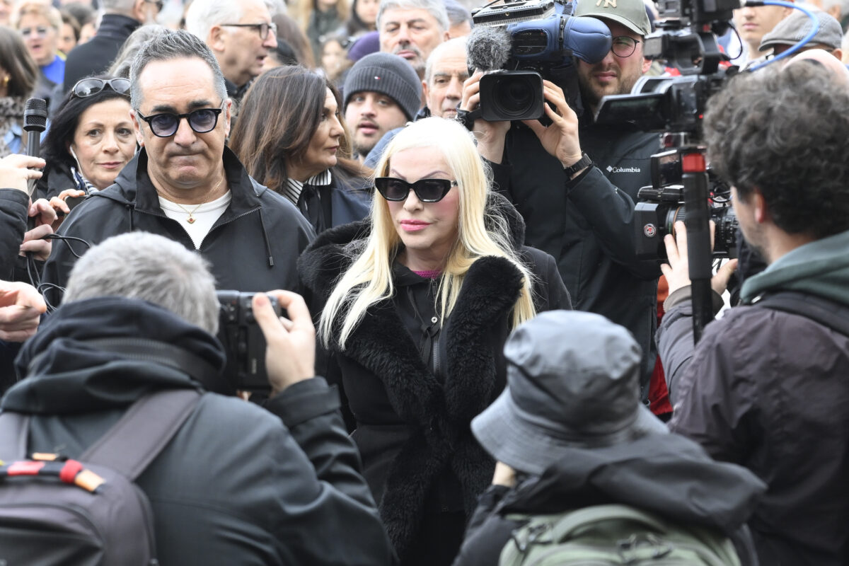 Enrica Bonaccorti, i funerali alla Chiesa degli Artisti: le foto di amici e colleghi accorsi per l’ultimo saluto