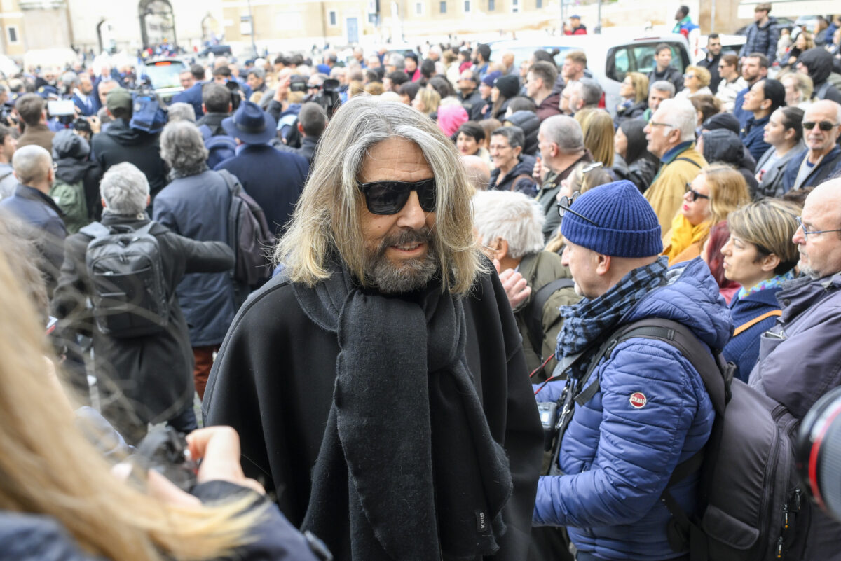 Enrica Bonaccorti, i funerali alla Chiesa degli Artisti: le foto di amici e colleghi accorsi per l’ultimo saluto