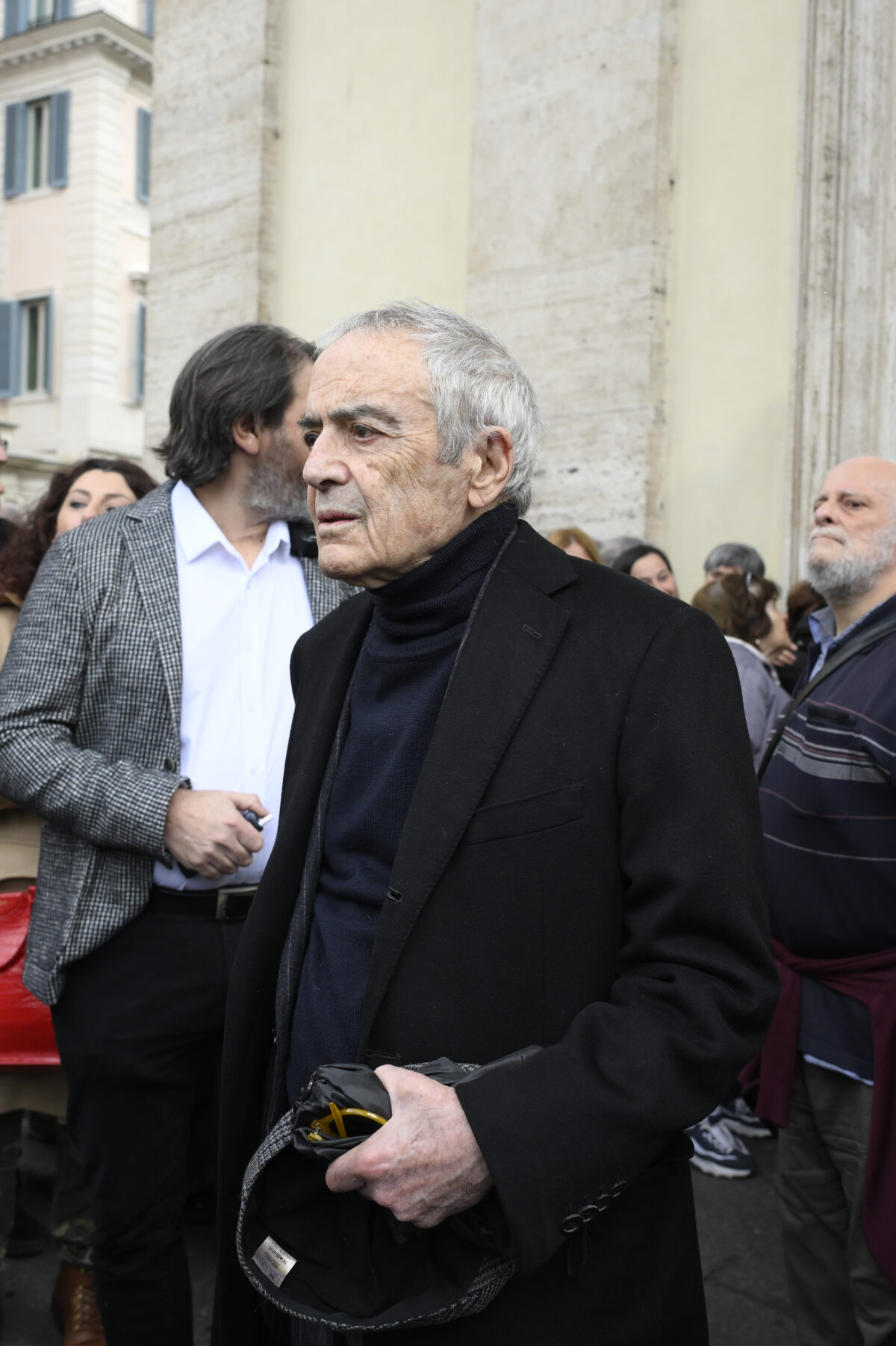 Enrica Bonaccorti, i funerali alla Chiesa degli Artisti: le foto di amici e colleghi accorsi per l’ultimo saluto