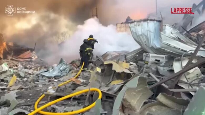 Ucraina, nella notte attacco russo contro Kiev: 4 morti e 15 feriti