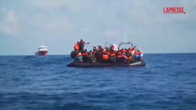 Migranti, Emergency soccorre 41 persone in zona Sar libica: tra loro 9 minori