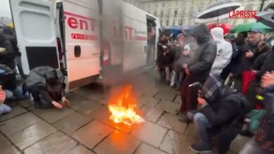 Torino, bruciata bandiera israeliana al corteo per il No al referendum e contro la guerra in Iran