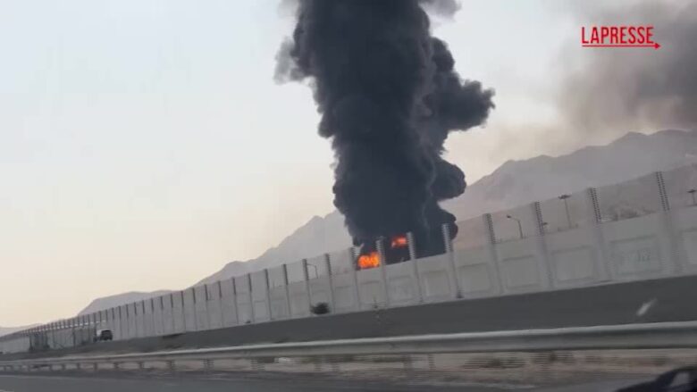 Emirati Arabi, incendio al porto di Fujairah a causa di un drone