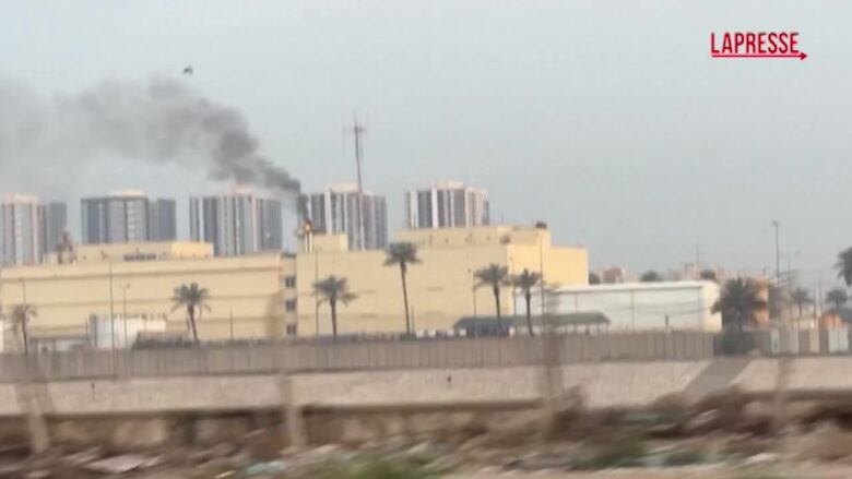 Attacco all'Iran, missile colpisce eliporto dell'ambasciata Usa a Baghdad: il fumo e le fiamme