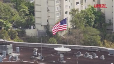 Venezuela, l'ambasciata Usa a Caracas issa la bandiera statunitense dopo sette anni