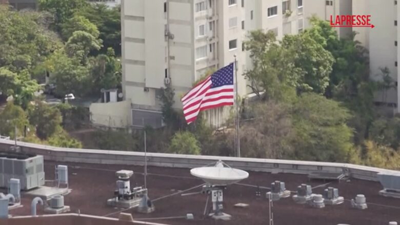Venezuela, l'ambasciata Usa a Caracas issa la bandiera statunitense dopo sette anni