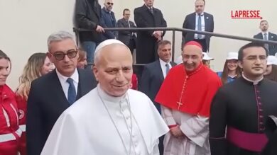 Roma, il Papa arriva alla parrocchia di Ponte Mammolo: il saluto ai fedeli