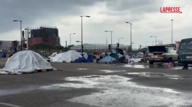 Beirut, forti piogge e forti venti colpiscono le tende degli sfollati