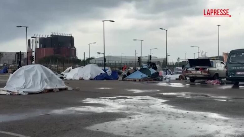 Beirut, forti piogge e forti venti colpiscono le tende degli sfollati