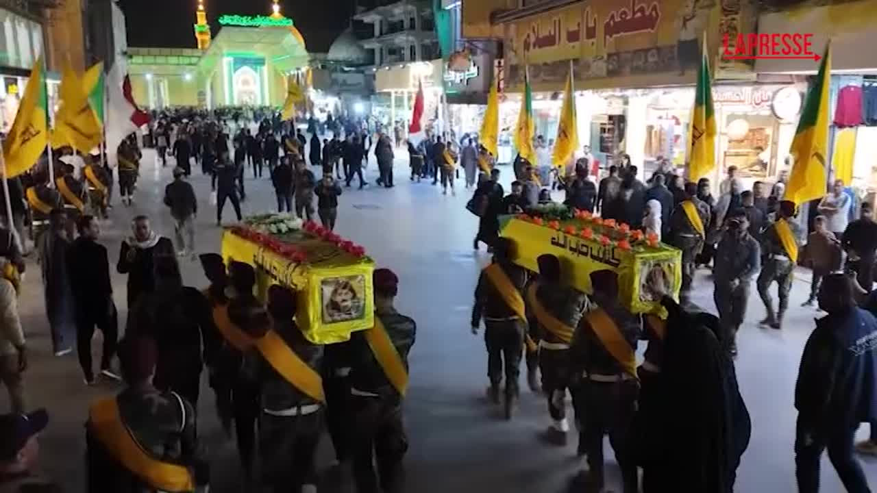 Iraq, a Najaf i funerali per i membri di Kataib Hezbollah uccisi in un attacco aereo Iraq, a Najaf i funerali per i membri di Kataib Hezbollah uccisi in un attacco aereo