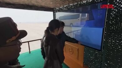 Corea del Nord, Kim Jong Un e la figlia di 13 anni assistono a un'esercitazione militare