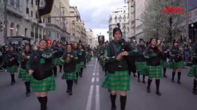 St Patrick’s Day 2026, a Madrid in migliaia per strada tra sfilate e balli in maschera