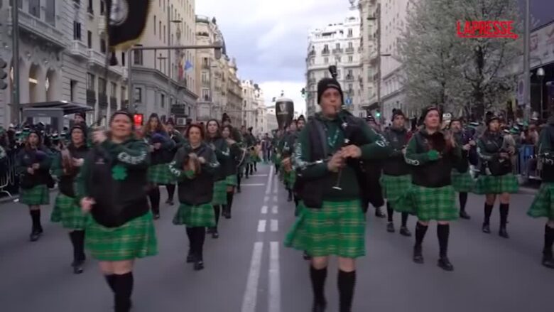 St Patrick’s Day 2026, a Madrid in migliaia per strada tra sfilate e balli in maschera