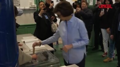 Parigi, Rachida Dati e Emmanuel Gregoire votano per le municipali