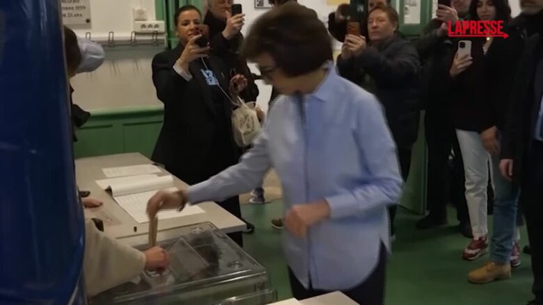 Parigi, Rachida Dati e Emmanuel Gregoire votano per le municipali