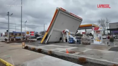 Usa, maltempo a Detroit: forti raffiche di vento hanno divelto il tetto di una stazione di servizio