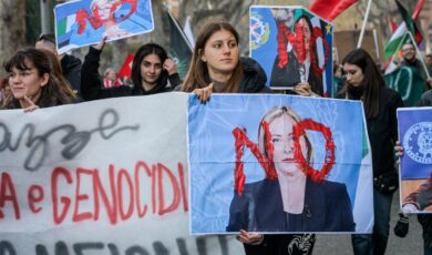 Rogo di cartelli con volti Meloni e Nordio, tre identificati