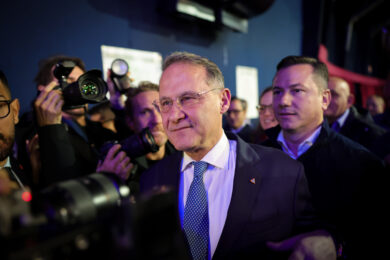 Cirielli: “Ho visto l’ambasciatore russo ma la Farnesina lo sapeva, incontri di prassi”